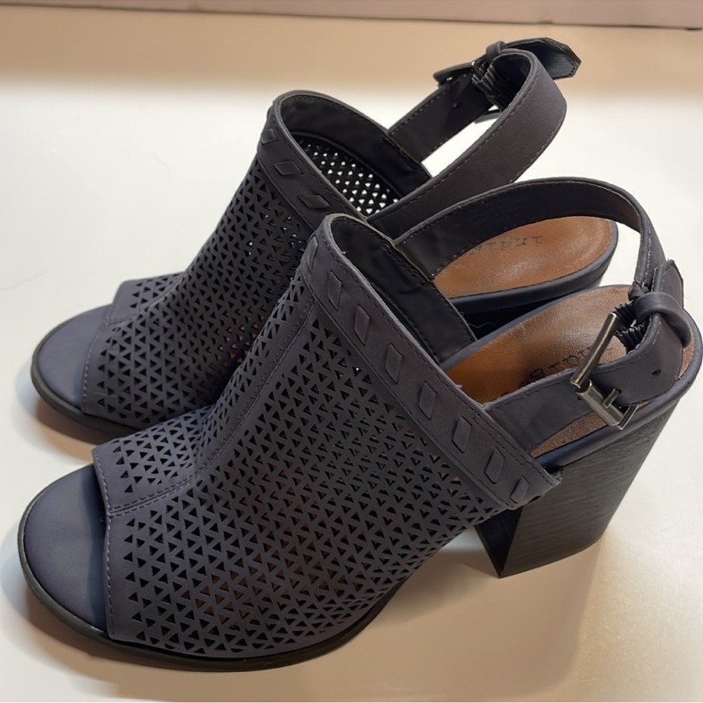 Indigo Rd. Women’s blue open toe block heel sandals. Size 7. - Picture 2 of 3